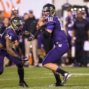 Washington Huskies quarterback Cyler Miles