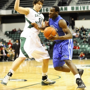 Buffalo Bulls forward Javon McCrea