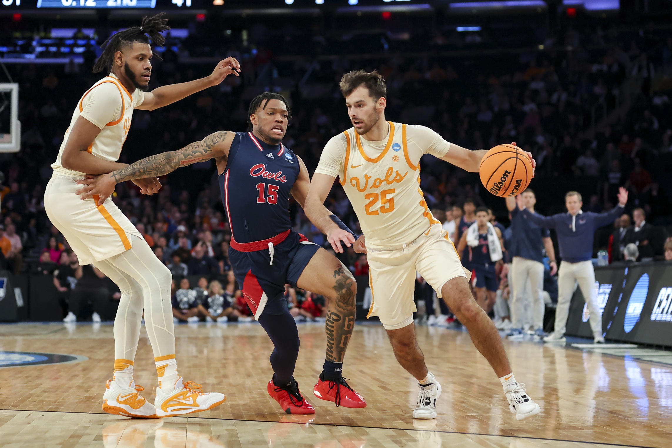 college basketball picks Santiago Vescovi Tennessee Volunteers predictions best bet odds