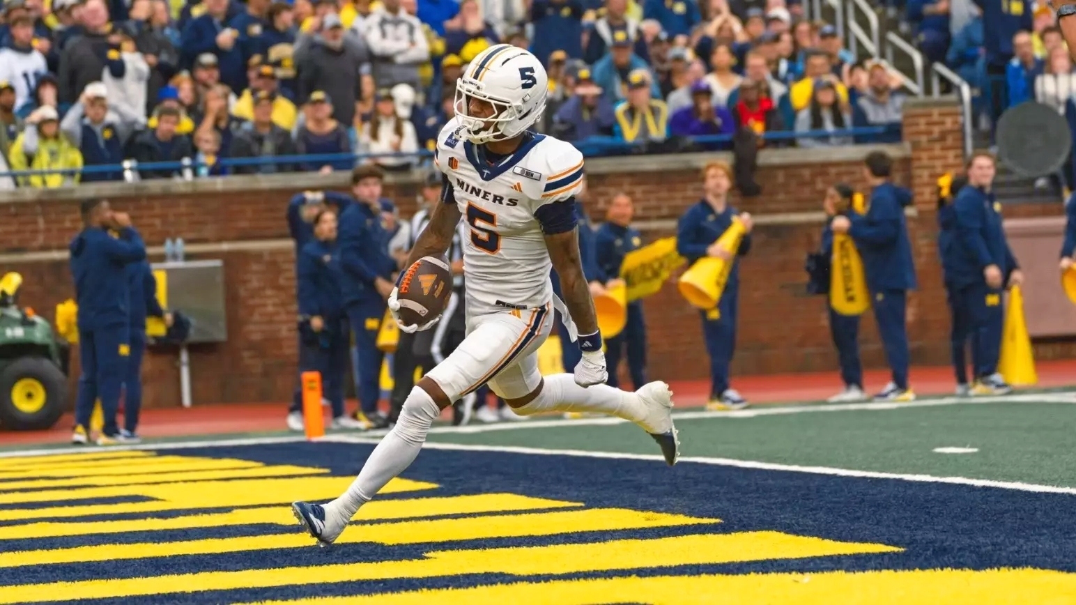 college football picks Carver Cheeks UTEP Miners predictions best bet odds
