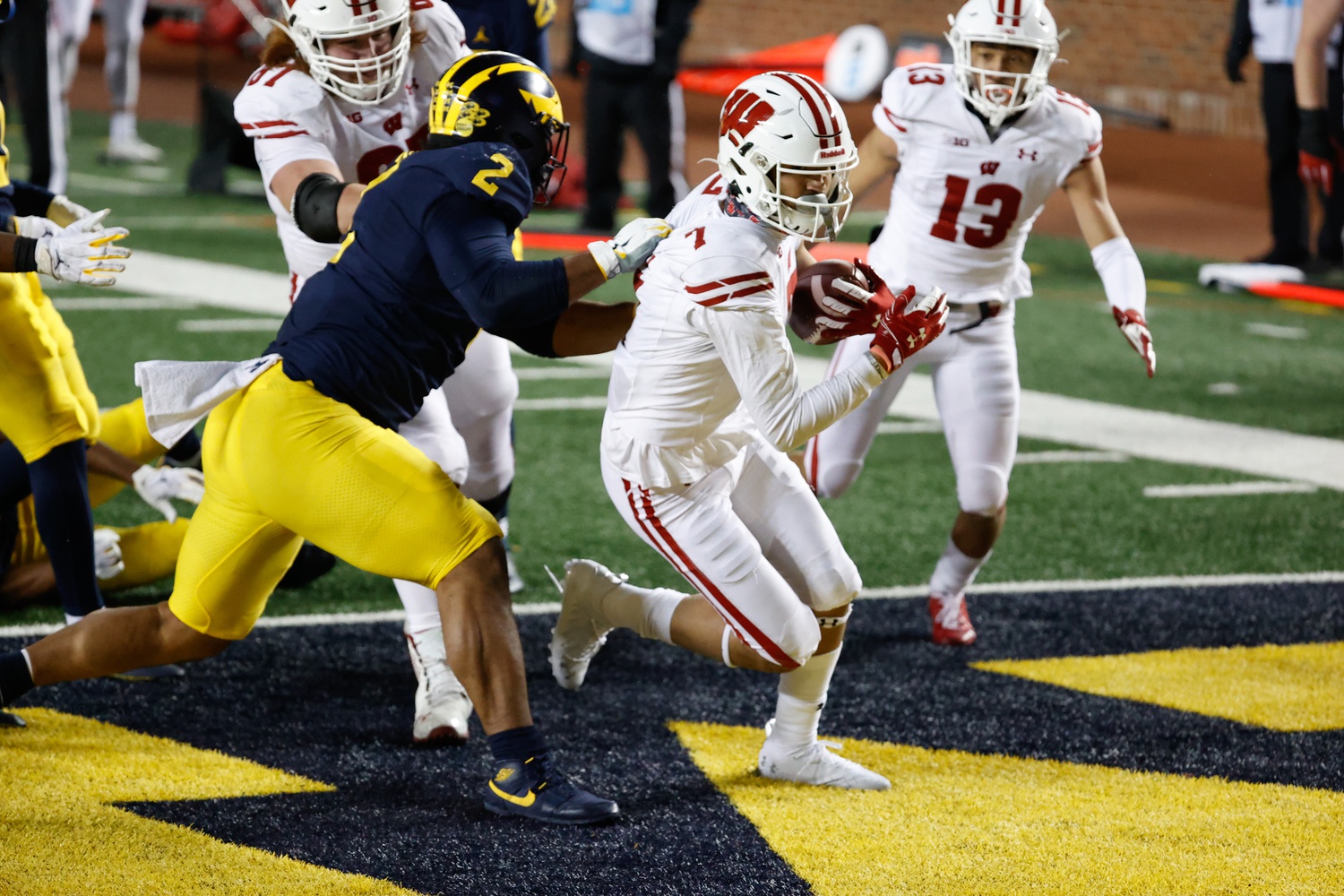 college football picks Danny Davis wisconsin badgers predictions best bet odds
