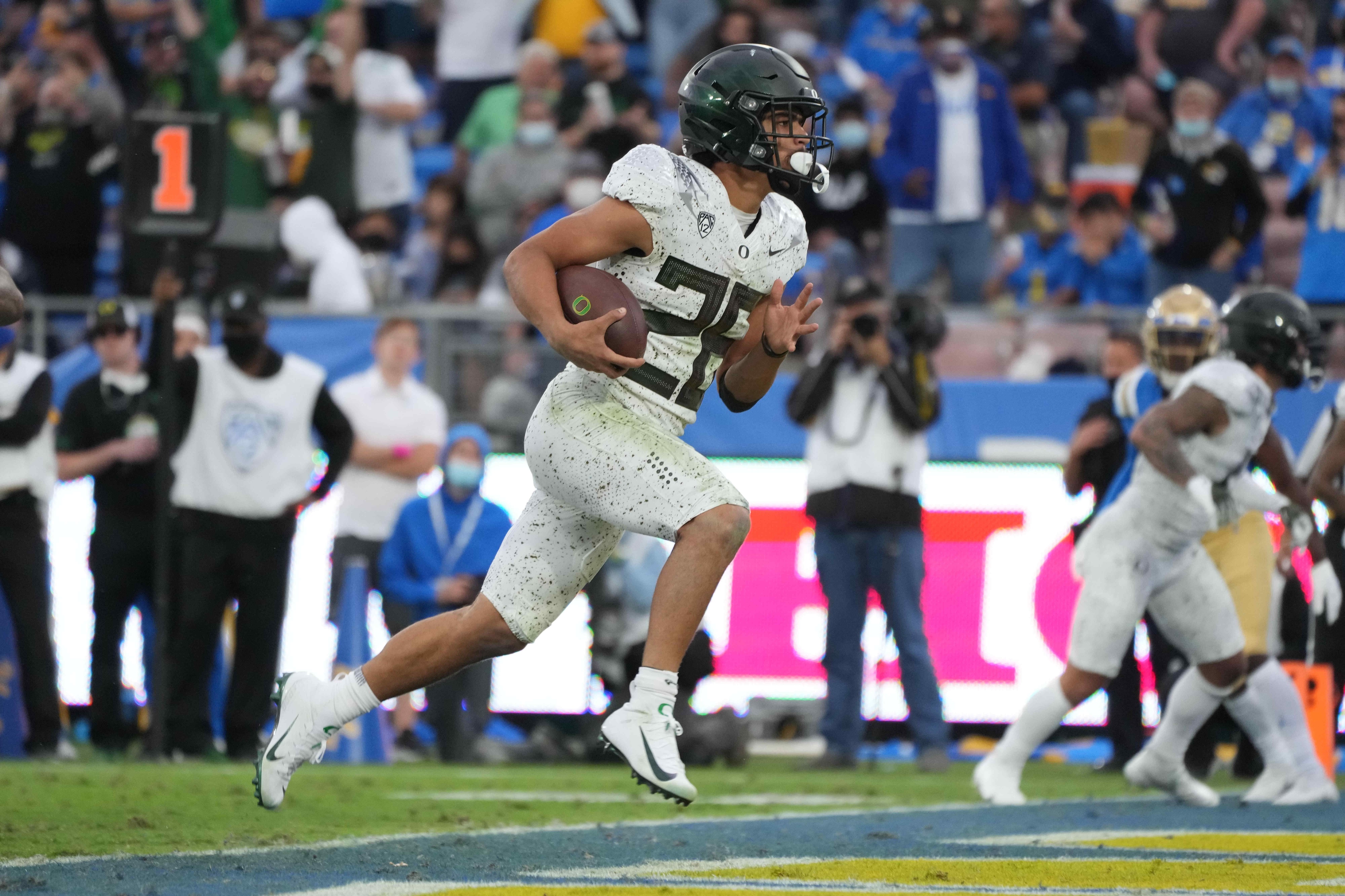college football picks Travis Dye oregon ducks predictions best bet odds