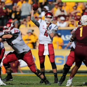 Washington State Cougars quarterback Luke Falk