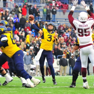 West Virginia Mountaineers quarterback Skyler Howard