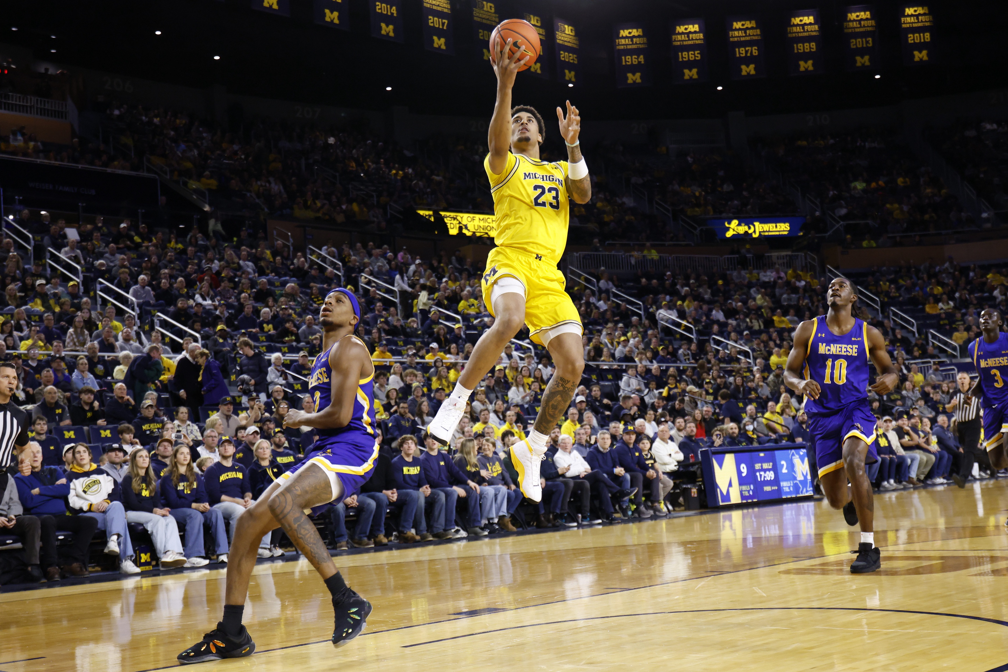 College basketball betting advice for overrated and underrated teams Yaxel Lendeborg Michigan Wolverines