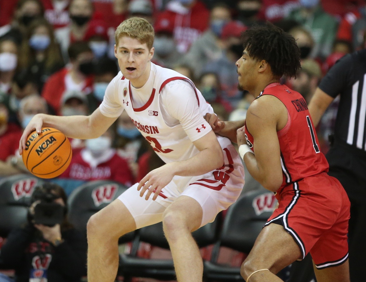 college basketball picks Steven Crowl Wisconsin Badgers predictions best bet odds