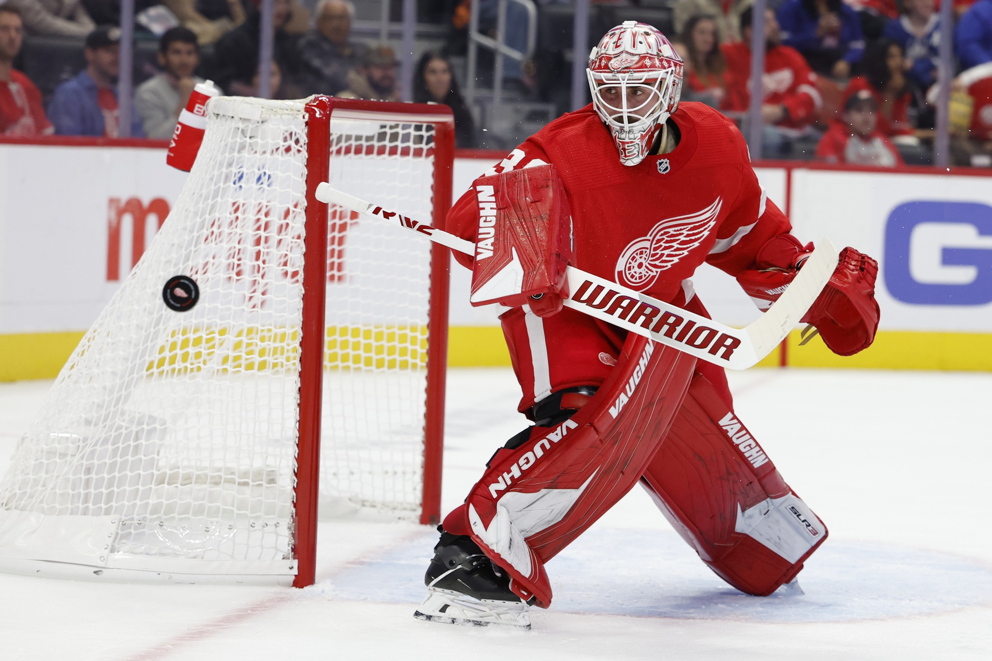 Nedeljkovic makes 17 saves, Red Wings blank Devils 3-0