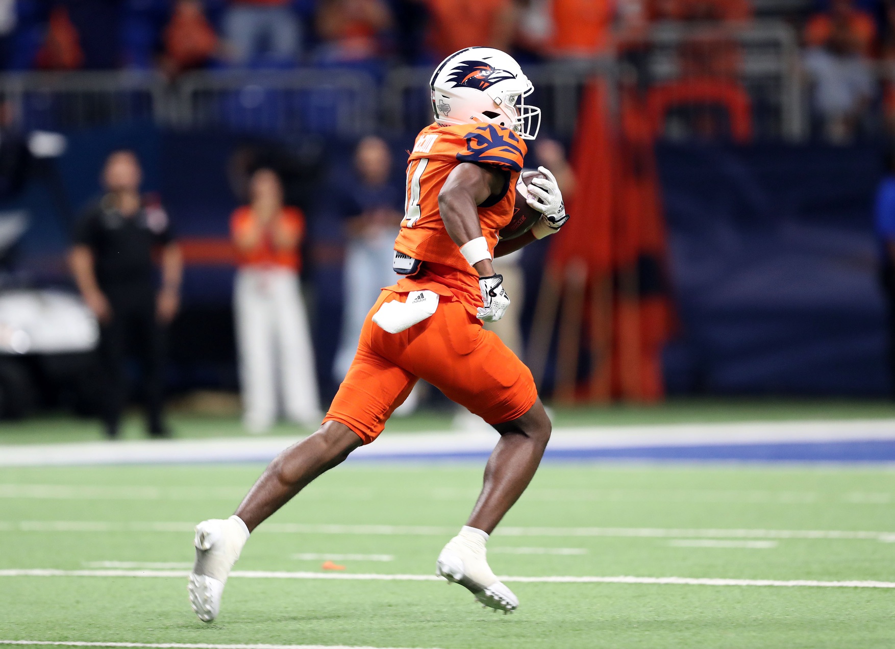 college football picks Devin McCuin UTSA Roadrunners predictions best bet odds